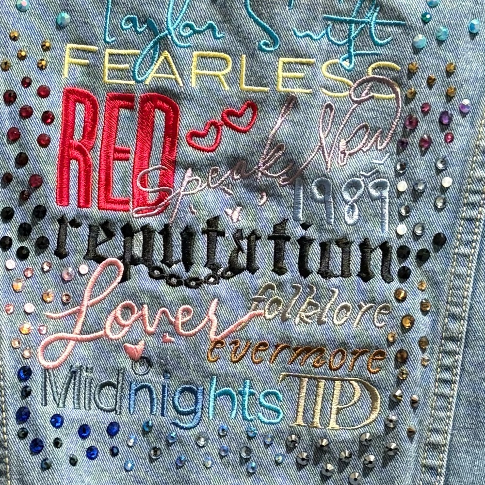 NWT Embroidered Taylor Swift Denim Jacket with text. women’s small. - Picture 2 of 15